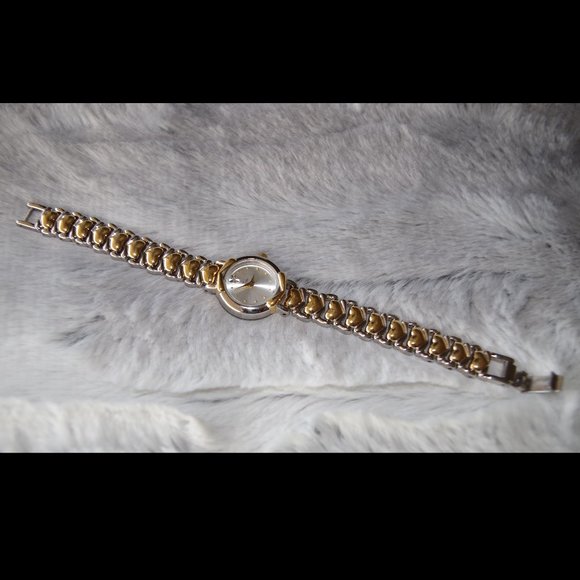 βοΈ Vintage BULOVA Quartz Watch w/ Genuine Diamond - Picture 3 of 5